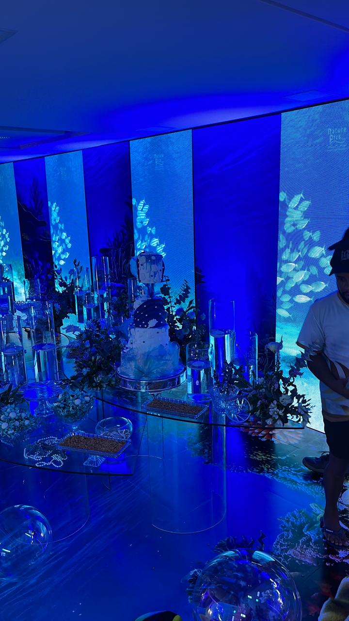 Decoração de festa com painéis de LED e iluminação ambiente azul - Eventos Sergipe