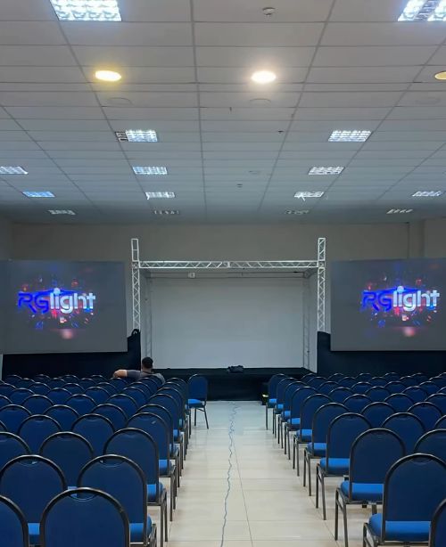 Palco para evento corporativo com duas telas de LED e estrutura de box truss - RG Light Sergipe