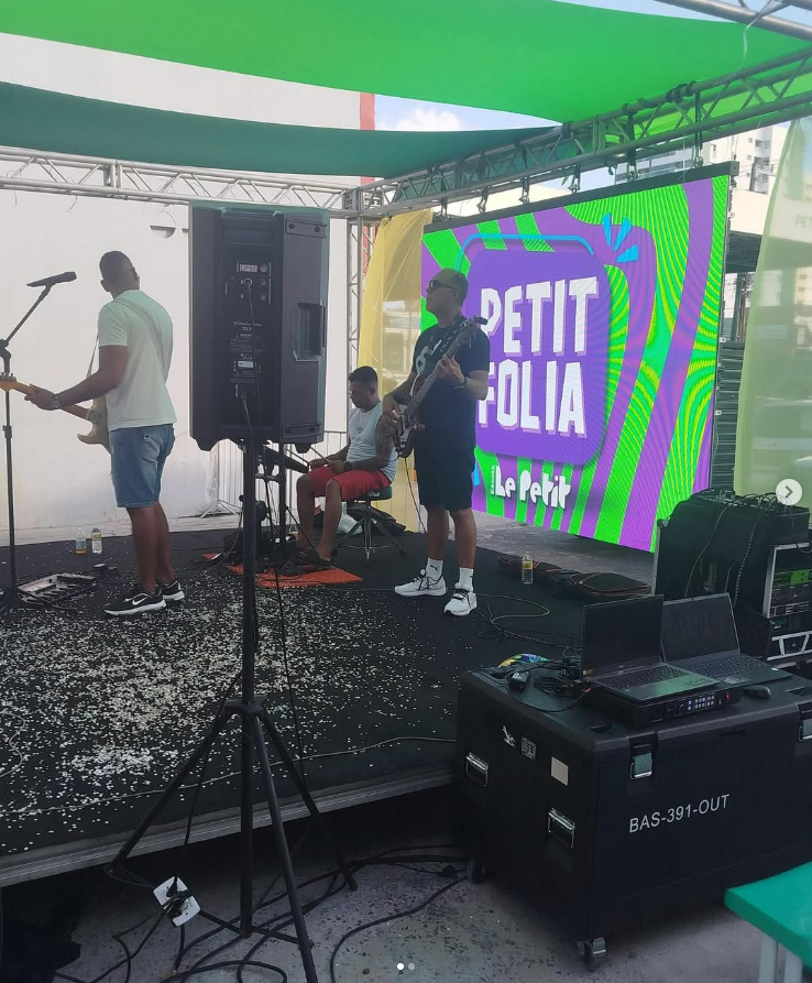 Palco do evento Petit Folia com banda e painel de LED da RG Light em Sergipe
